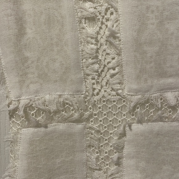 BCBG WHITE MINI DRESS. Size 0. Lace accents. Perfect for for bridal shower. - Picture 4 of 6